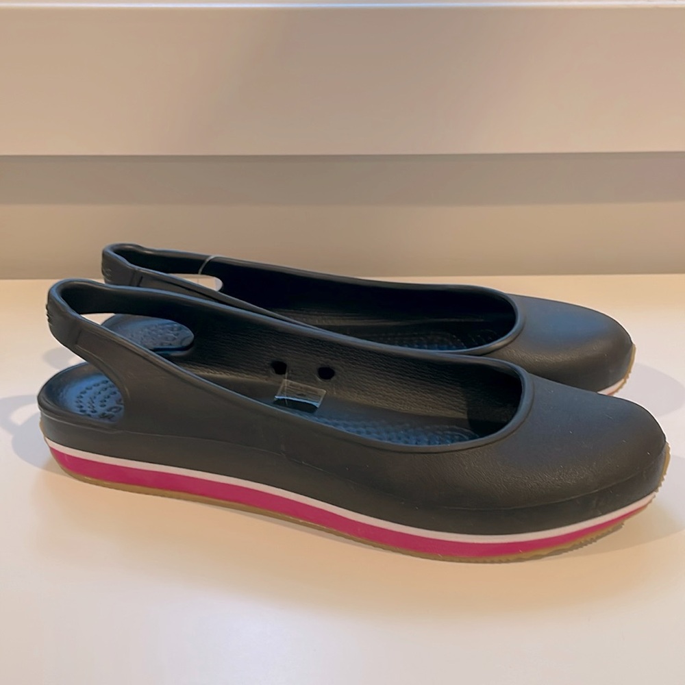 Crocs Retro Slingback Flat in Black/Fuchsia Size W8
